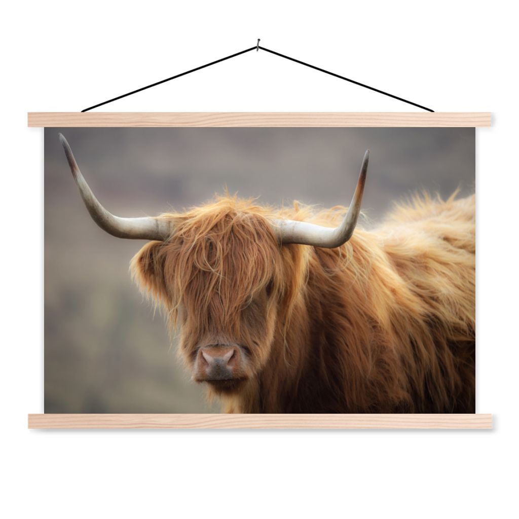 MuchoWow Textilposter Schottischer Highlander - Hörner - Haare 120x80 cm mit holzfarbenen Rahmen - Aufhängeset