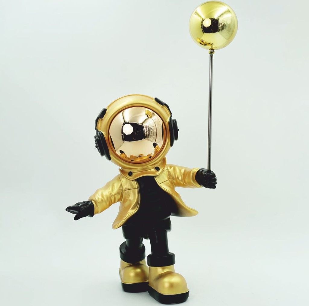 Casa Padrino Deko Figur Astronaut mit Ballon Gold / Schwarz H. 48 cm - Deko Skulptur