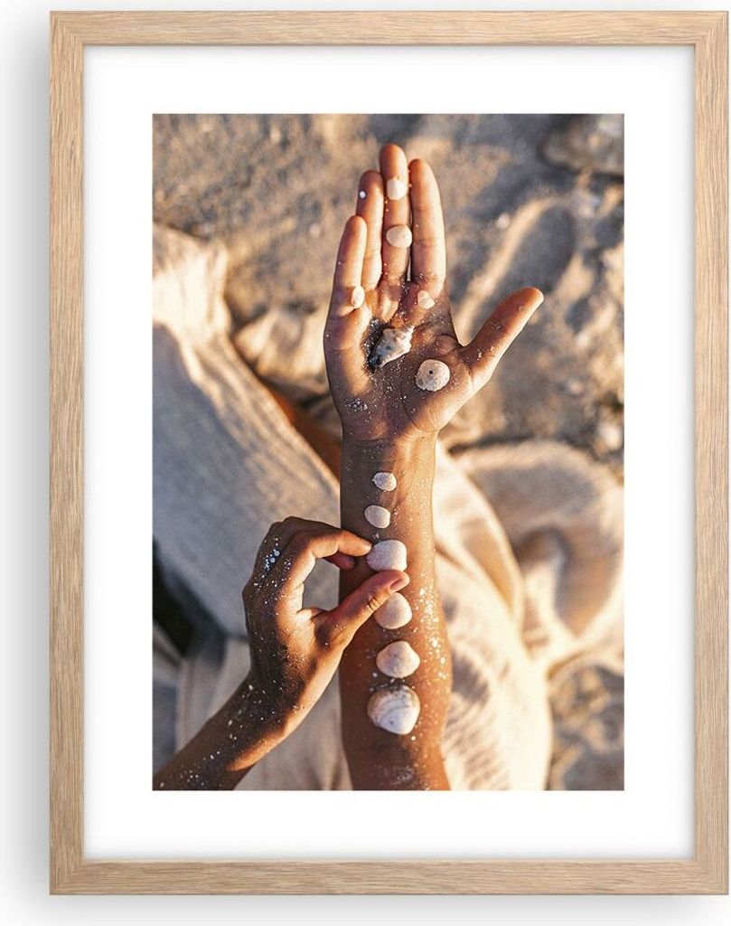 Gerahmtes Poster - Rahmen in heller Eiche - Muschel Hand Strand - 30x40 cm - Wand Bild - Wanddeko - Wandbilder - Kunstposter - Wandposter - Bilderr...