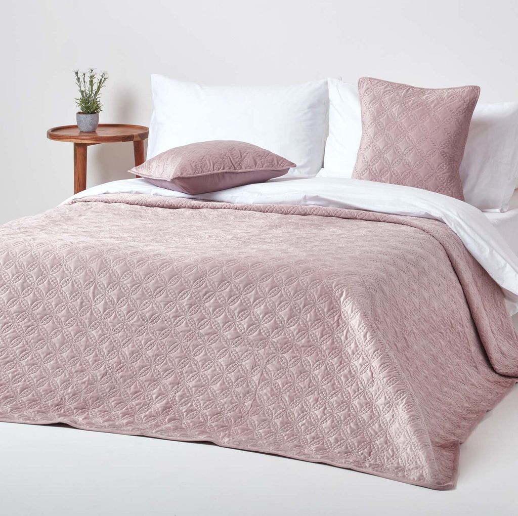 HOMESCAPES Soumračně růžový přehoz na postel s geometrickým Obrázek produktu 