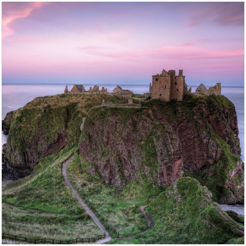 Wallario Premium Glasbild, freischwebende Optik, kräftige Farben, Größe 30 x 30 cm Motiv Schloss am Meer