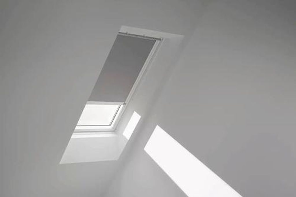 VELUX Dachfenster Verdunkelungsrollo grau mit weißem Alu-Rahmen solarbetrieben DSL MK04 0705KWL