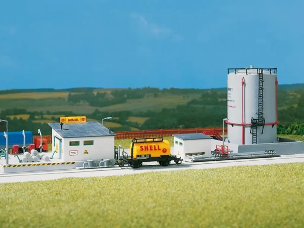 Petit dépôt carburant Auhagen 12264 avec cuve surélevée ultra précise