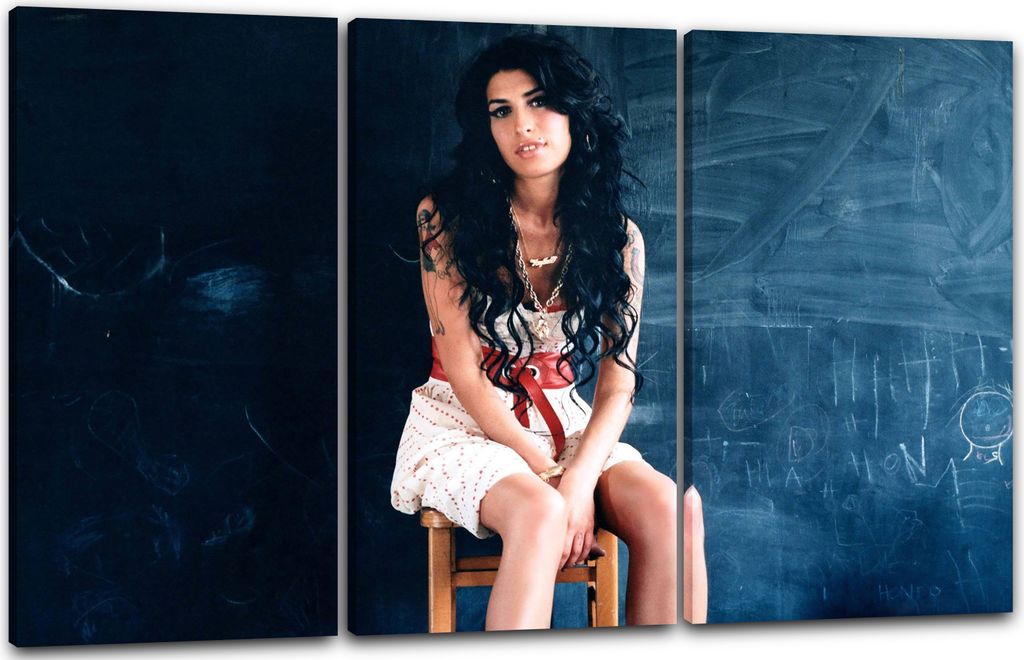Leinwandbild 3-teilig (120x80cm): Amy Winehouse sitzend auf Stuhl weißes Kleid mädchenhaft, echter Holz-Keilrahmen inkl. Aufhänger, handgefertig...