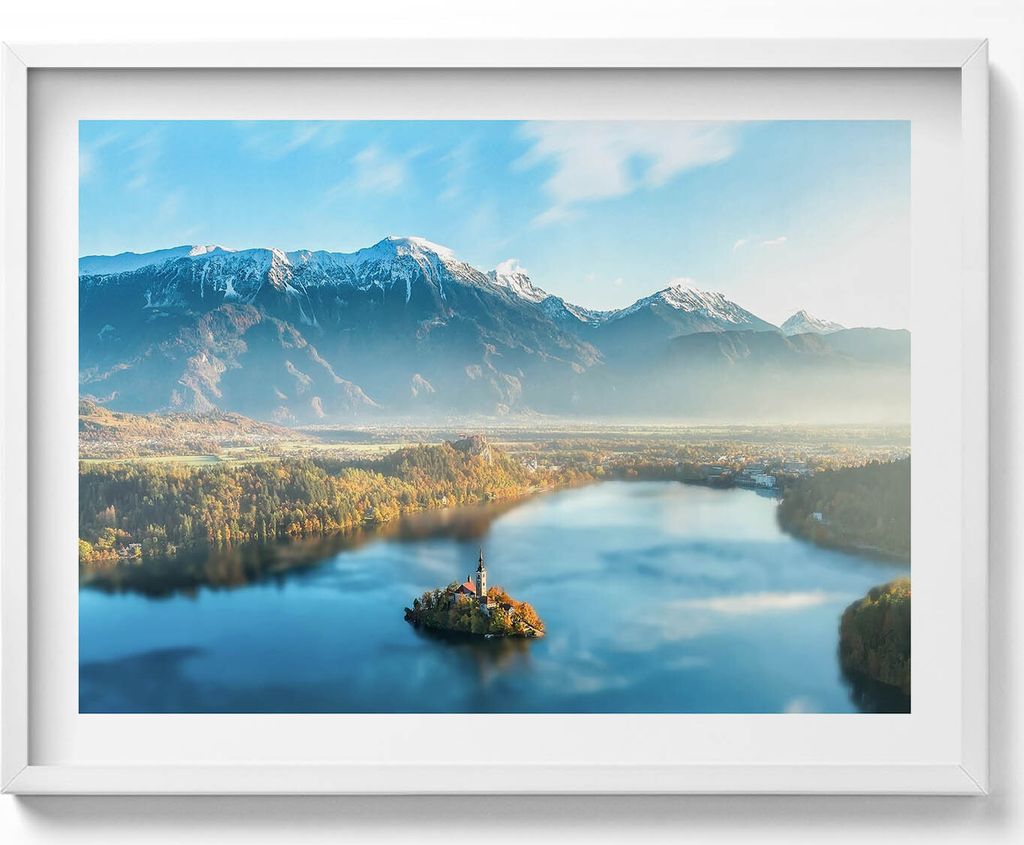 Gebäude auf einem Bergsee– Wandbild mit Rahmen – Gerahmtes Bild – Wanddekoration – 80x60 cm – Weiß Rahmen