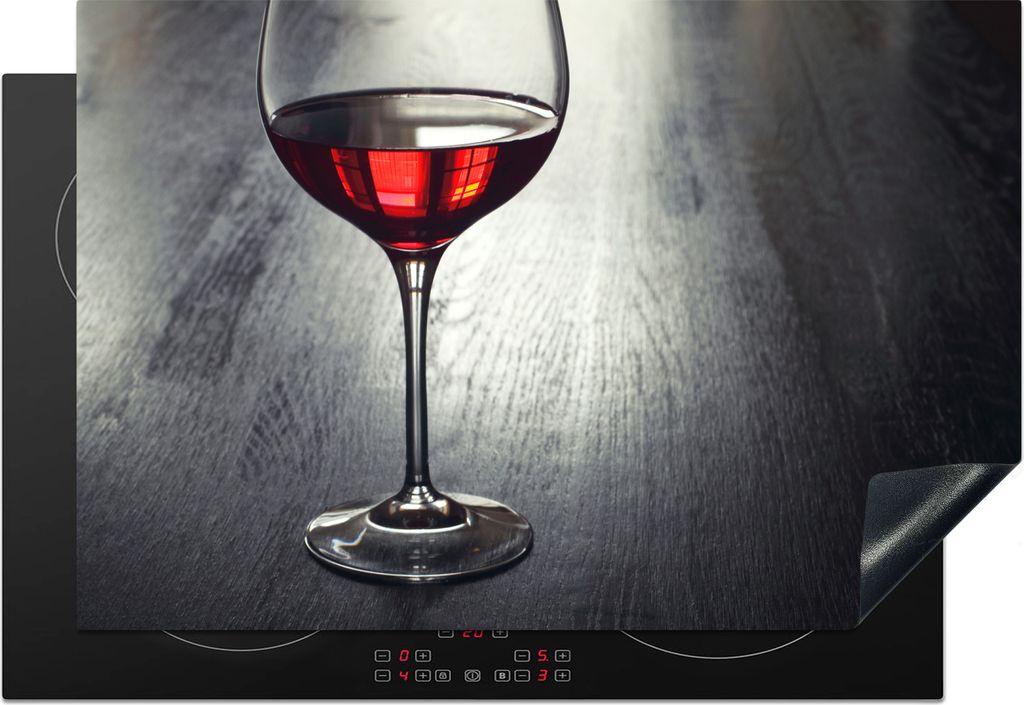 KitchenYeah Herdabdeckplatte Glas Rotwein auf einem Holzteller , 78x52cm, Küche Deko, Glaskeramikkochfeld Herdabdeckung, Abdeckplatte fùr Kochfeld
