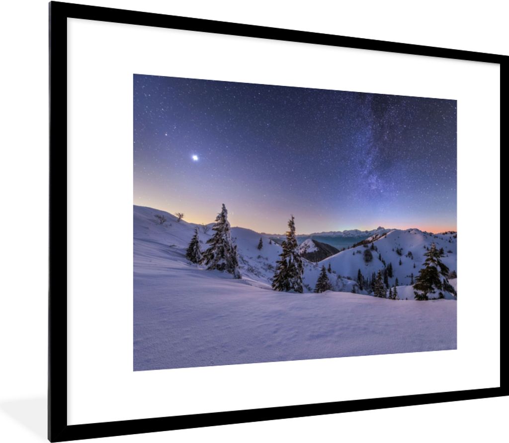 MuchoWow Gerahmtes Poster Winter - Schnee - Nacht - Bäume 80x60 cm - Poster mit Schwarzem Bilderrahmen Wandposter Rahmen Foto Bilder - Schlafzim...