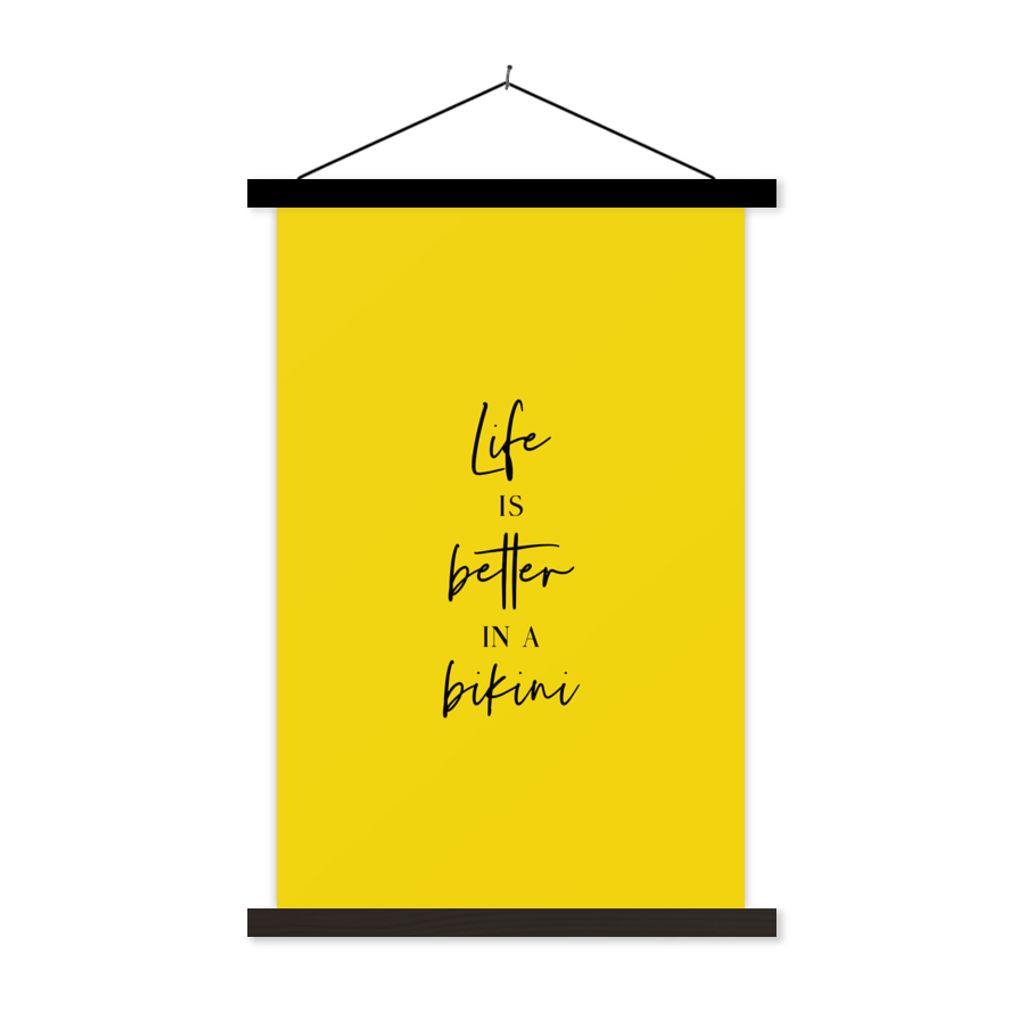 MuchoWow Textilposter Das Leben ist besser im Bikini - Gelb - Zitat 120x180 cm mit schwarzem Rahmen - Fotos