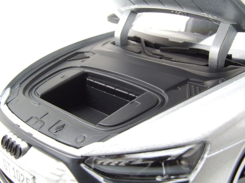 Audi RS e-tron GT strieborná 1:18 BBURAGO Obrázok produktu 12