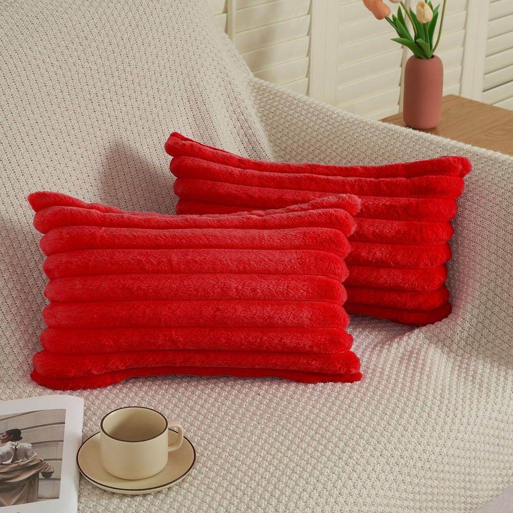 Set aus 2 roten Kissenbezügen, 30x50 cm, rechteckig, flauschig, gestreiftes Design, weicher Kunstfellbezug, moderne Dekokissen für Sofa, Sessel o...