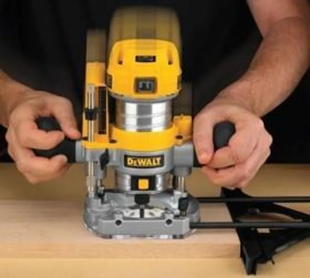 Défonceuse filaire compacte DEWALT 850W spécial Menuiserie