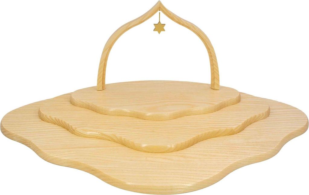 Das Bild zeigt ein dreistufiges Holzdisplay in natürlicher Farbe mit wellenförmigen Ebenen und einem Spitzbogen an der Spitze von dem ein kleiner Stern herabhängt