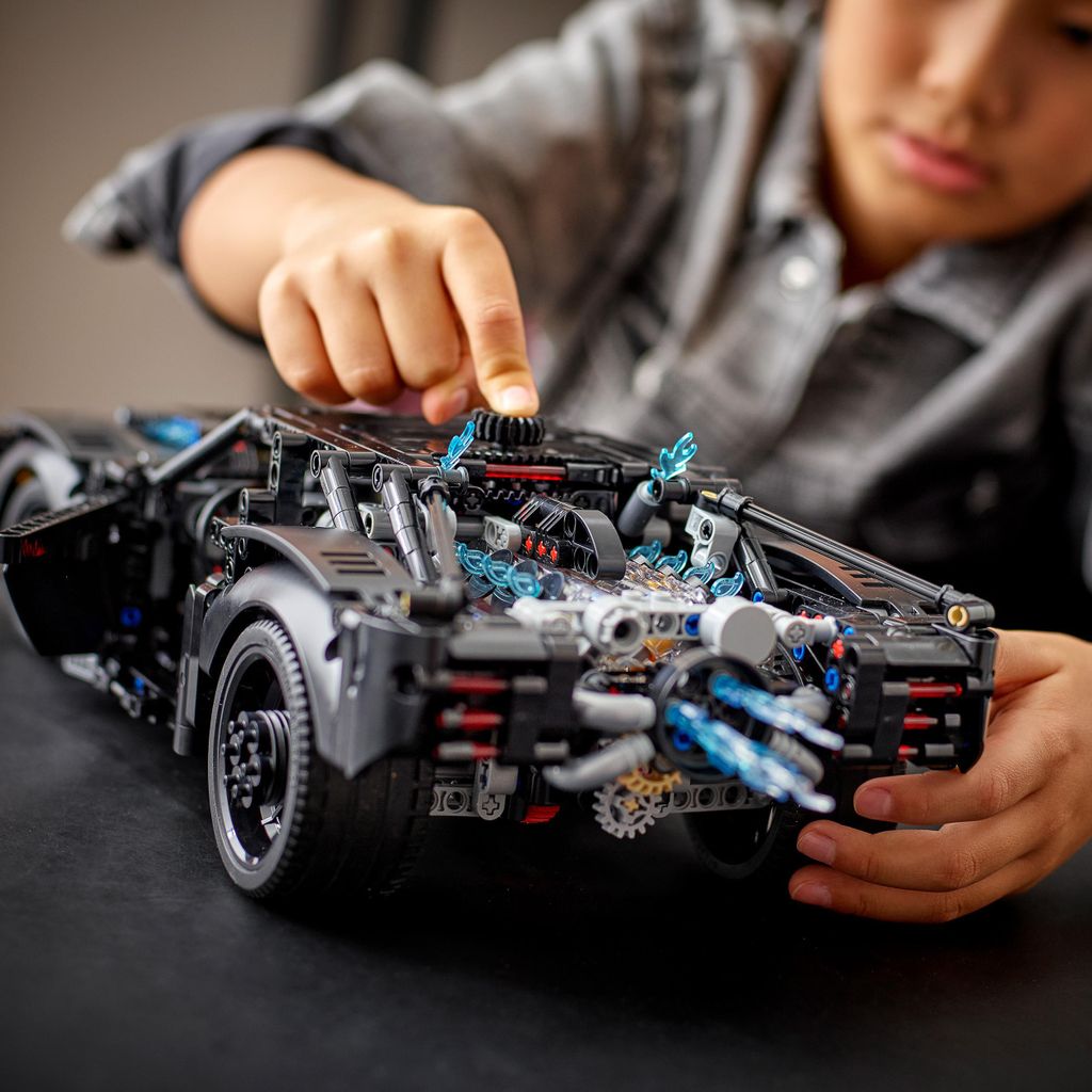 LEGO 42127 Technic BATMANS BATMOBIL Spielzeugauto mit Produktbild 4