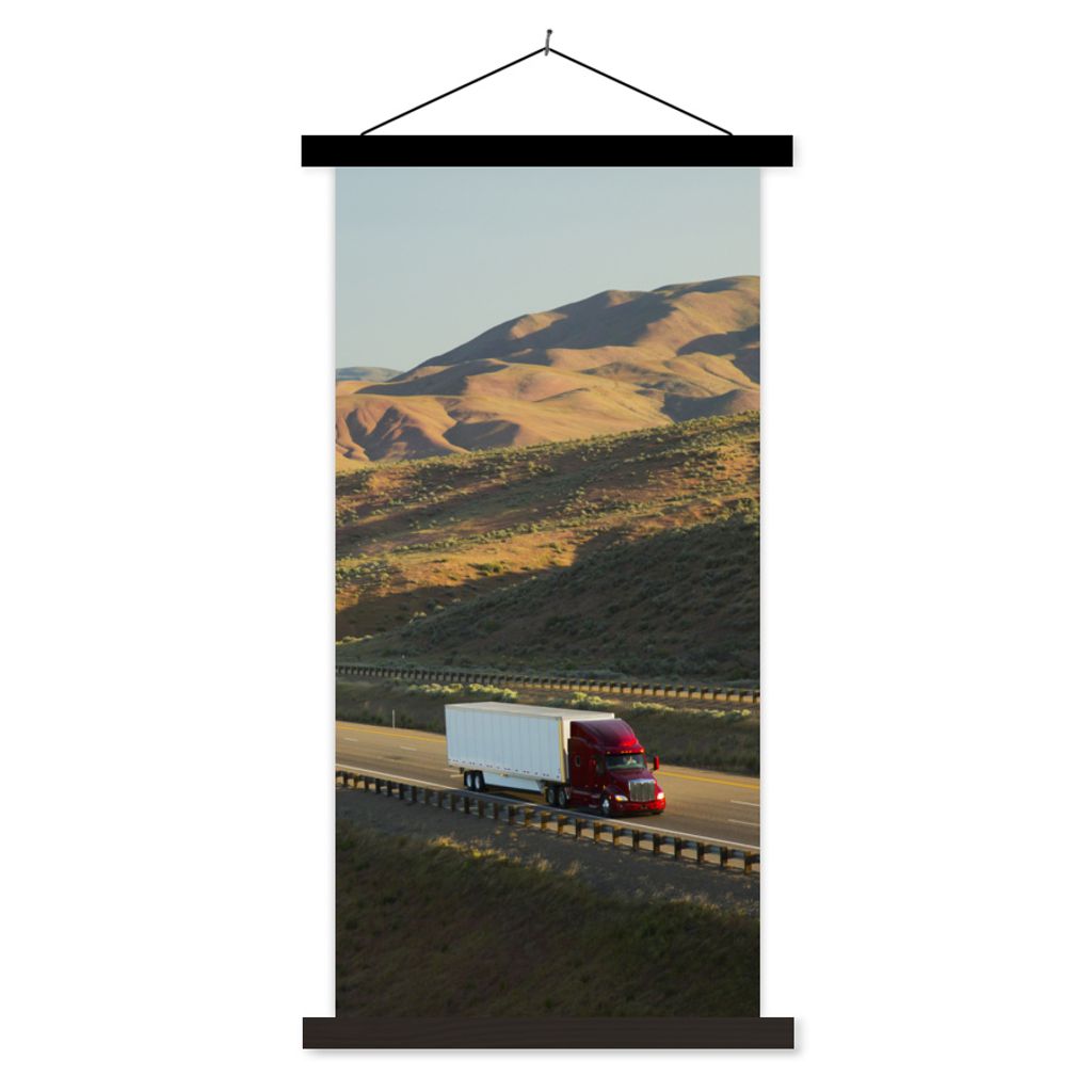MuchoWow Textilposter Weißer und roter Lastwagen in einer hügeligen Gegend 90x180 cm mit schwarzem Rahmen - Dekoration Wohnzimmer