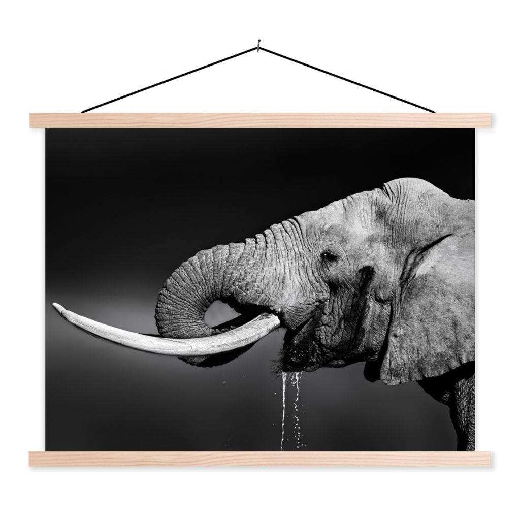 MuchoWow Textilposter Elefant - Wasser - Tiere - Schwarz - Weiß 60x45 cm mit holzfarbenen Rahmen - Bild