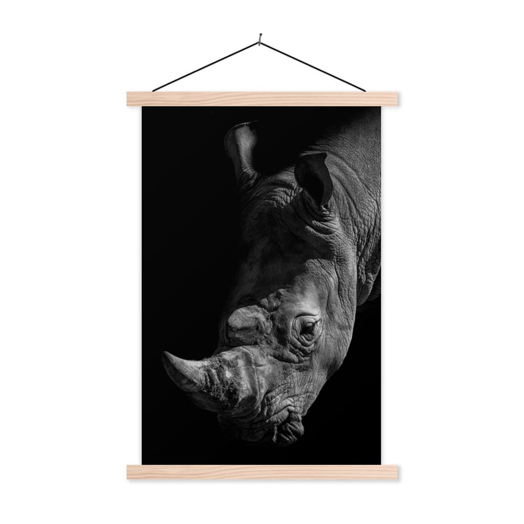 MuchoWow Textilposter Nahaufnahme eines Nashorns auf schwarzem Hintergrund 120x180 cm mit holzfarbenen Rahmen - Textil-Plakat