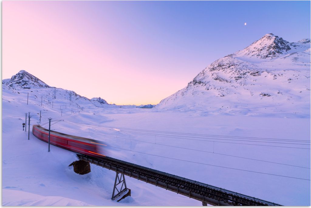 MuchoWow Poster Zug durch die verschneite Landschaft der Schweiz im Morgengrauen 30x20 cm - Plakate - Print