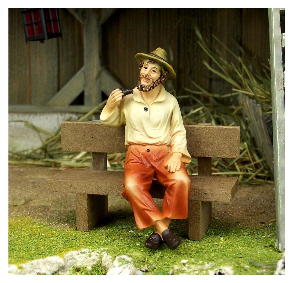 Krippenfigur aus Polyresin. Alter Mann auf Bank. Für 11 cm. Krippenfiguren