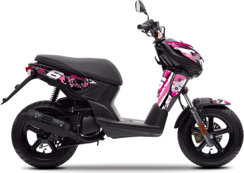Rénover un Yamaha Slider rayé grâce au kit déco Stage6 rose noir