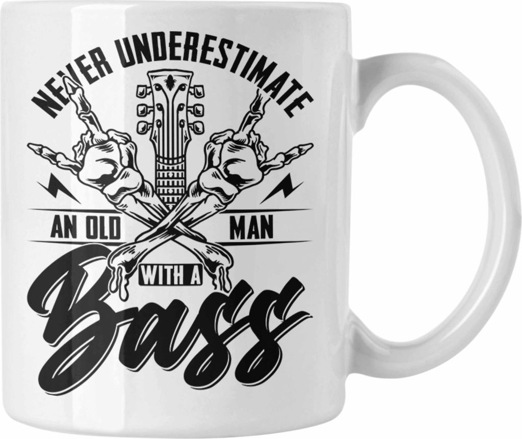 Trendation - Bassist Tasse Geschenk Bass-Spieler Geschenkidee Kaffee-Becher Never Underestimate An Old Man With A Bass (Weiß)