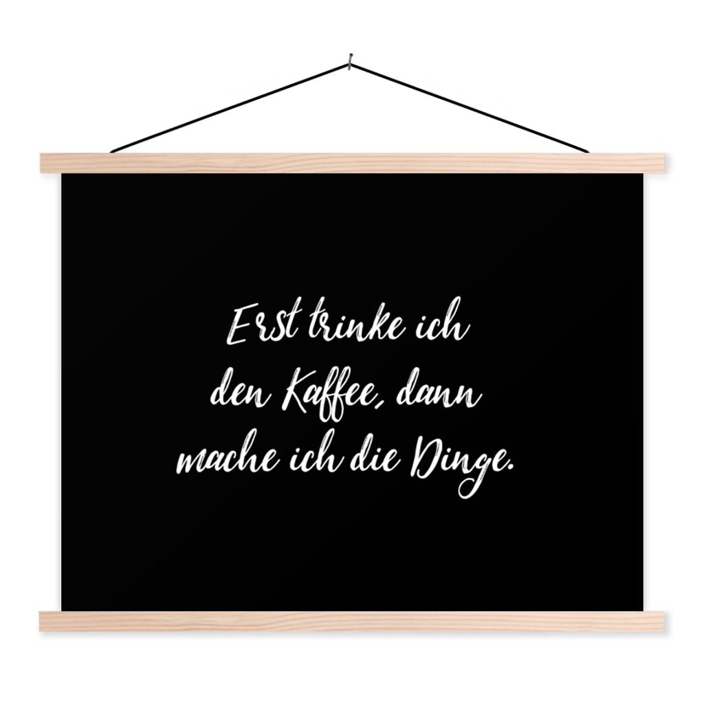 MuchoWow Textilposter Zitate - Kaffee - Erst trinke ich den Kaffee, dann mache ich die Dinge - Sprichwörter 60x45 cm mit holzfarbenen Rahmen - Bild
