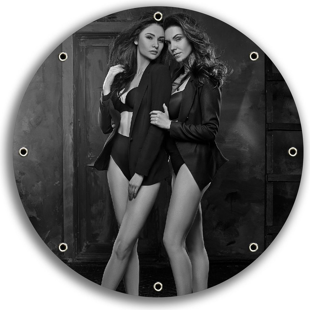 Wallario rundes Outdoor-Poster für Garten oder Balkon, Motiv Lesben-Erotik: Zwei sexy Damen als elegant gekleidete Schönheiten, 30 cm Durchmesser