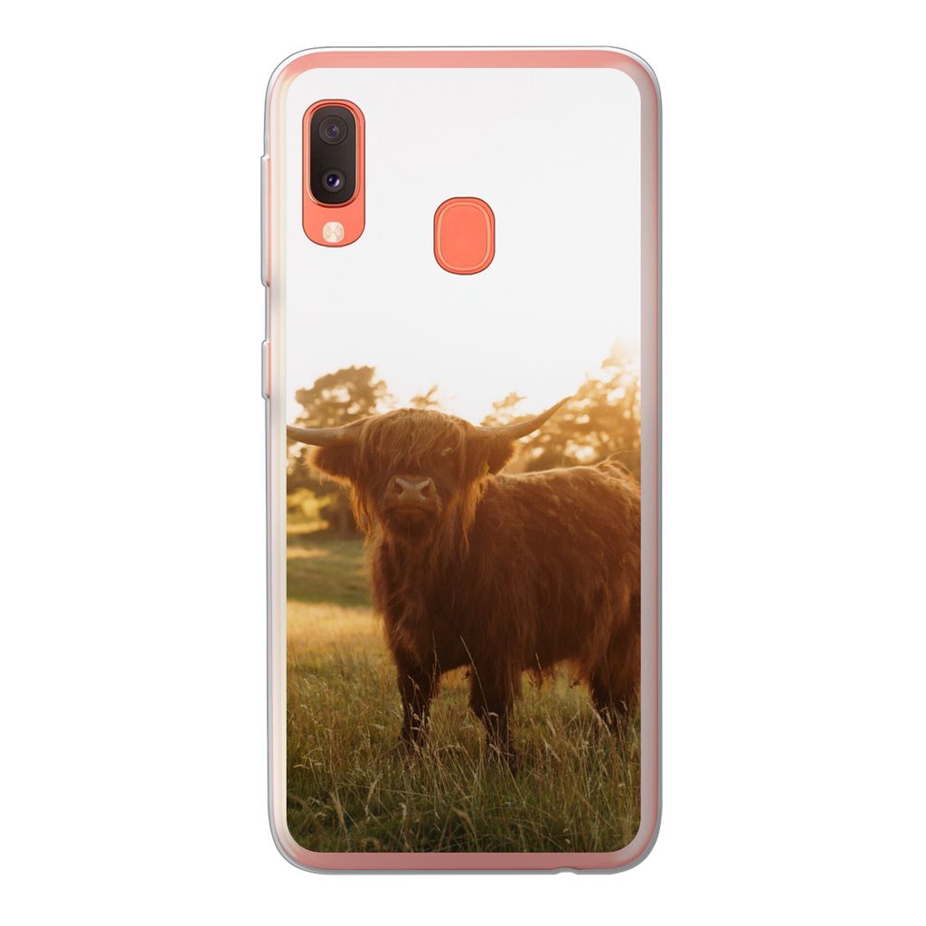 MuchoWow Handyhülle Schutzhülle Hülle für Samsung Galaxy A20e Schottischer Hochländer - Gras - Sonne Silikon Softcase Handy Hülle - Abdeckung