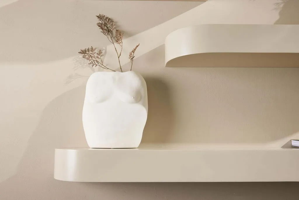 Table basse de sol beige de 135cm pour coin détente chaleureux