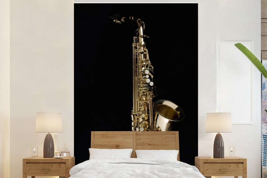 MuchoWow Fototapete für Wohnzimmer oder Schlafzimmer Wandtapete Vinyl Motivtapete Saxophon vor einem schwarzen Hintergrund - 170x260 cm - Wohnzi...