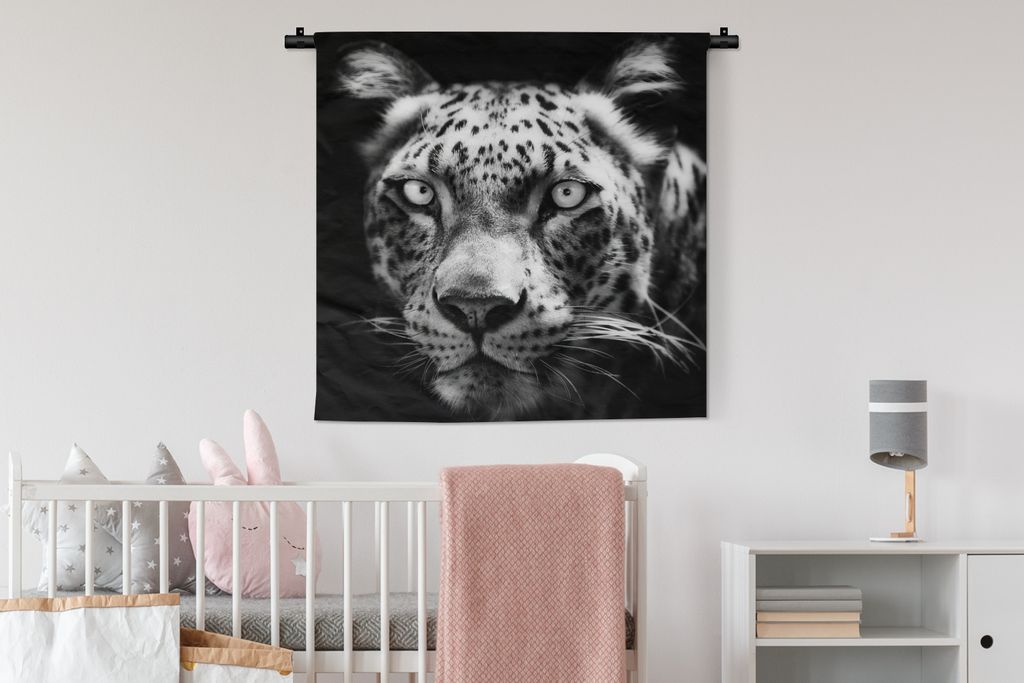 MuchoWow Wandteppich Wandbehang Nahaufnahme Persischer Leopard vor schwarzem Hintergrund in Schwarz und Weiß 90x90 cm Tapisserie Dekoration Wand...
