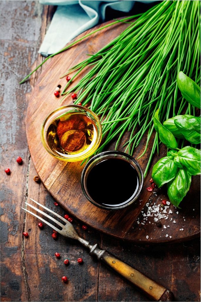 Wallario Poster - Kräuter, Öle und Gewürze auf einem Holzbrett, Kunstdruck Größe: 100 x 150 cm