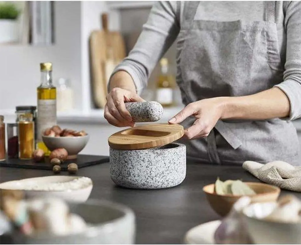 Petit vijzel en bois avec poussoir ergonomique pour herbes et condiments