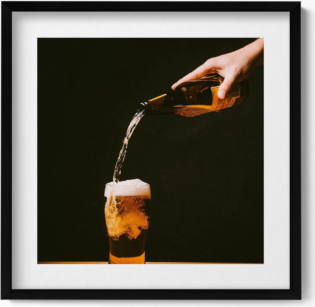 Bier in einen Becher gießen– Wandbild mit Rahmen – Gerahmtes Bild – Wanddekoration – 50x50 cm – Schwarz Rahmen