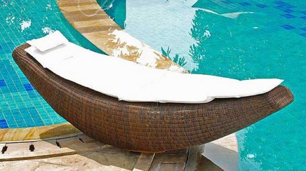 Casa Padrino Luxus Schaukelliege Dunkelbraun / Weiß 230 x 75 x H. 70 cm - Handgewebte Wetterbeständige Gartenliege - Moderne Poolliege - Garten M...