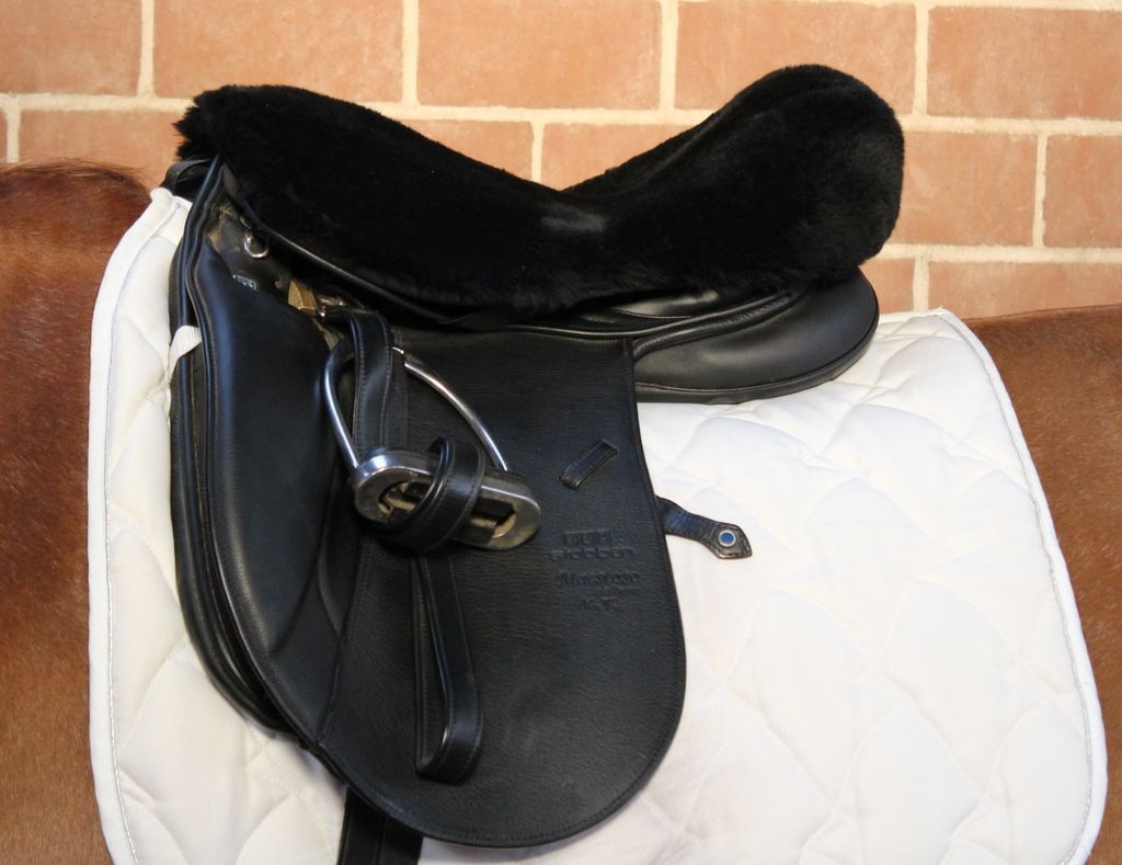 Echt Lammfell Sattelbezug, Sattelsitz, Dressursattel englisch, Dressur, Vielseitigkeit, 6 Größen, schwarz | bis 17,5 Zoll flach