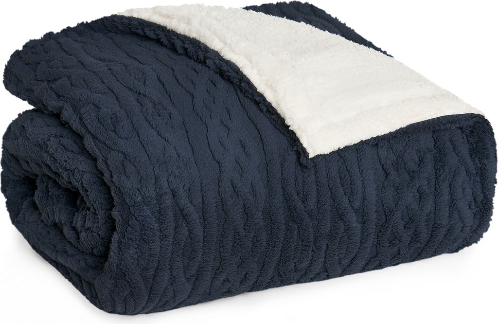 Blumtal Kuscheldecke 150x200 cm mit Zopfstrick-Optik - Fleecedecke mit weicher Sherpa-Innenseite Beige und Weiß