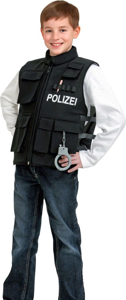 Junge im Polizei Kostüm mit Polizeiweste mit Spielzeug-Handschellen von Vorne