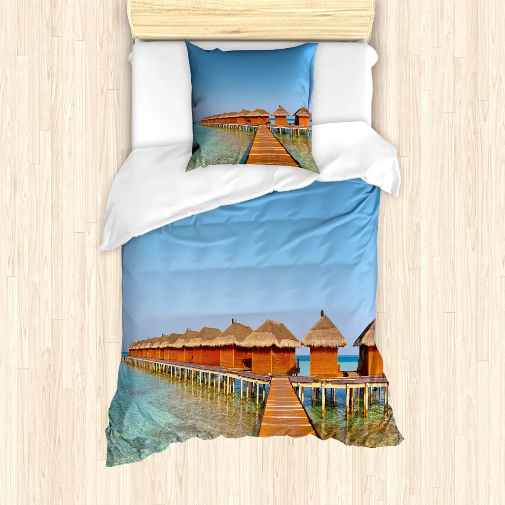 ABAKUHAUS Set copripiumino Strand Pathway per letti singoli, bungalow alle Maldive, antiacaro, adatto a chi soffre di allergie, con federa, 135 cm x 200 cm - 80 x 80 cm, Sky Blue Cinnamon