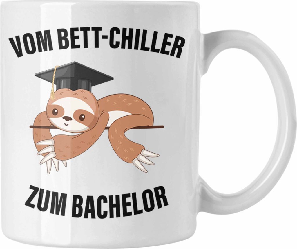 Trendation - Bachelor Geschenk Abschluss Tasse Spruch Master Abitur Abi Graduation Bestanden Prüfung Vom Bett-Chiller zum Bachelor (Weiß)
