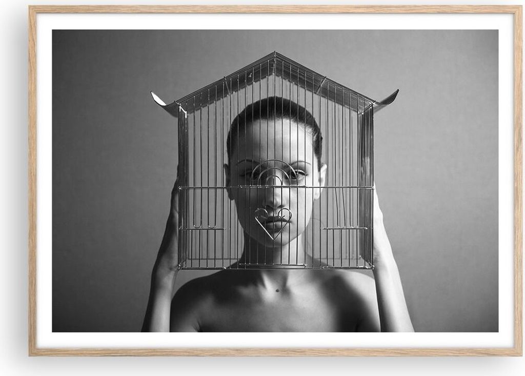 Gerahmtes Poster - Rahmen in heller Eiche - Schwarzweiß Frau Käfig - 100x70 cm - Wand Bild - Wanddeko - Wandbilder - Wandposter - Bilderrahmen - ...