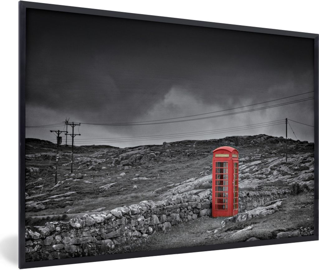 MuchoWow Gerahmtes Poster Schwarz-Weiß-Foto einer britischen Telefonzelle 90x60 cm - Poster mit Schwarzem Bilderrahmen Wandposter Rahmen Foto Bi...