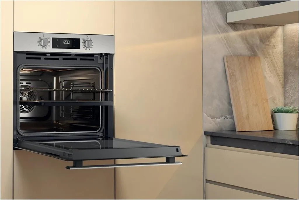 Four Encastrable Pyrolyse Whirlpool OMR559RR0X Noir - Haute Performance
