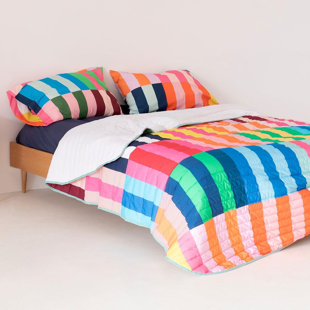 Color pop Tagesdecke 270x260 cm (Bett 160/180) 100 % Baumwolle (außen) 100 % Polyester (Füllung) Hergestellt in Europa
