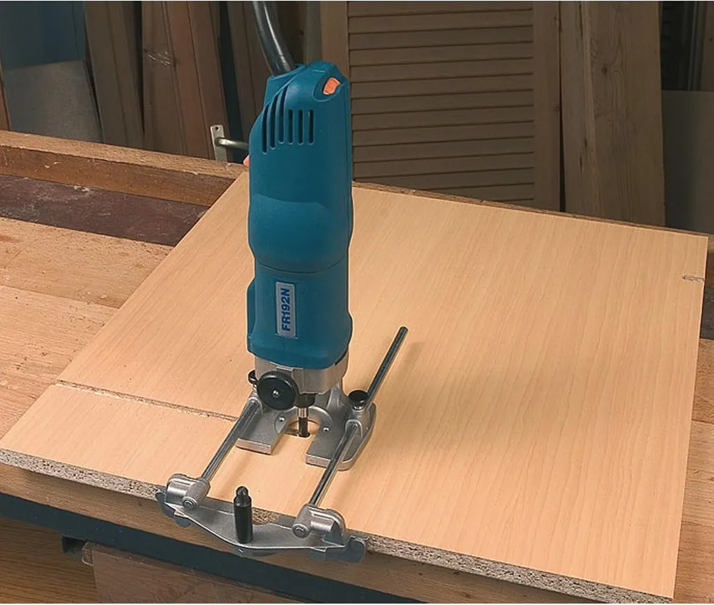 Affleureuse de précision pour bois Virutex FR192N avec base réglable 8mm