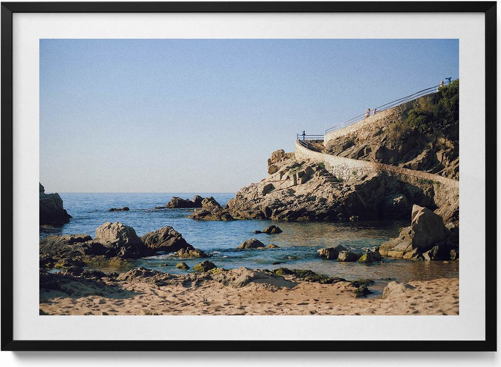 Strand an der Costa Brava– Wandbild mit Rahmen – Gerahmtes Bild – Wanddekoration – 100x70 cm – Schwarz Rahmen