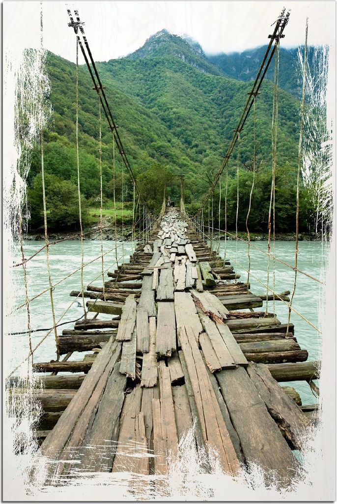 Kunstdrucke Wandbilder Holz in : Brillante Farben, Größe 60 x 90 cm Motiv Alte Hängebrücke über dem Fluss