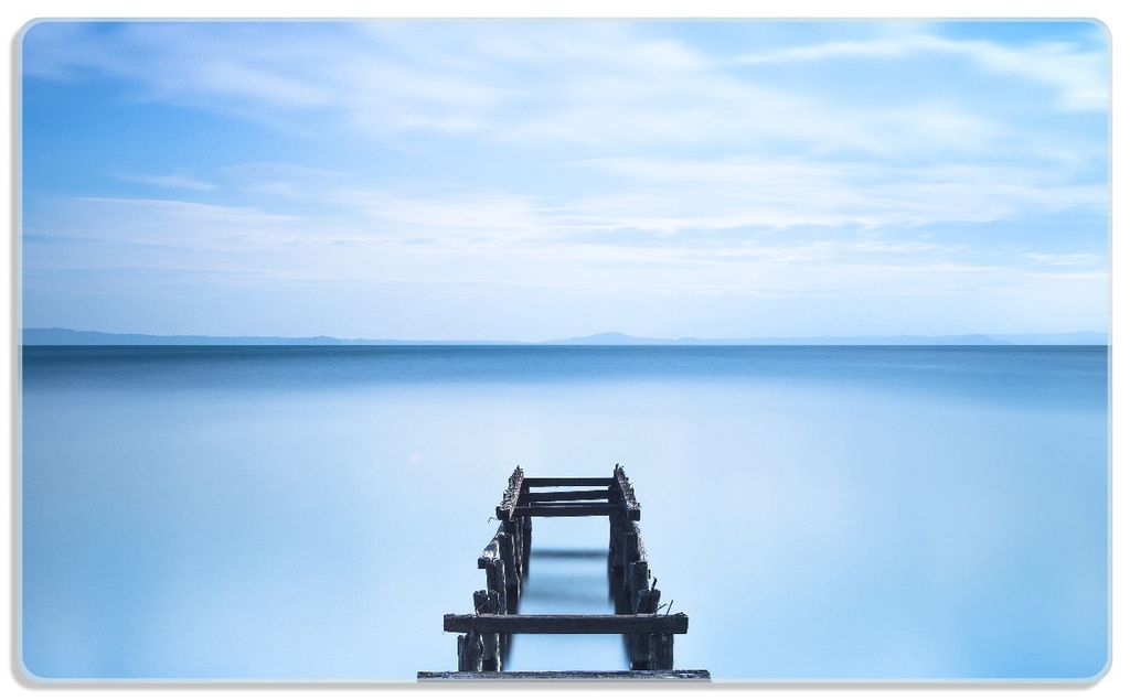 Wallario Frühstücksbrettchen aus Glas, je 14 x 23 cm, mit rutschfesten Füßen, Motiv Rustikaler Holzsteg im blauen See