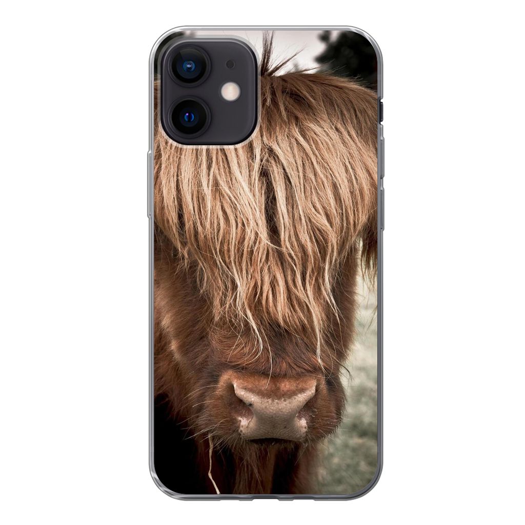 MuchoWow Handyhülle Schutzhülle Hülle für iPhone 12 Schottischer Highlander - Baum - Gras Silikon Softcase Handy Hülle - Schutzhülle