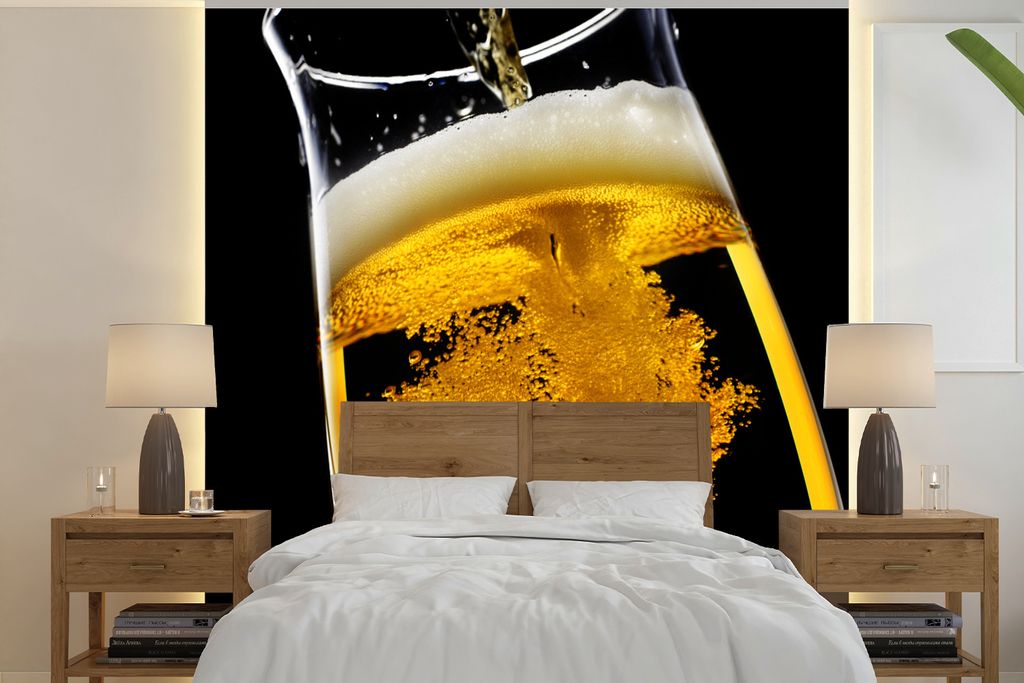 MuchoWow Fototapete für Wohnzimmer oder Schlafzimmer Wandtapete Vinyl Motivtapete Bier wird in ein Bierglas gegossen - 350x350 cm - Schlafzimmer...