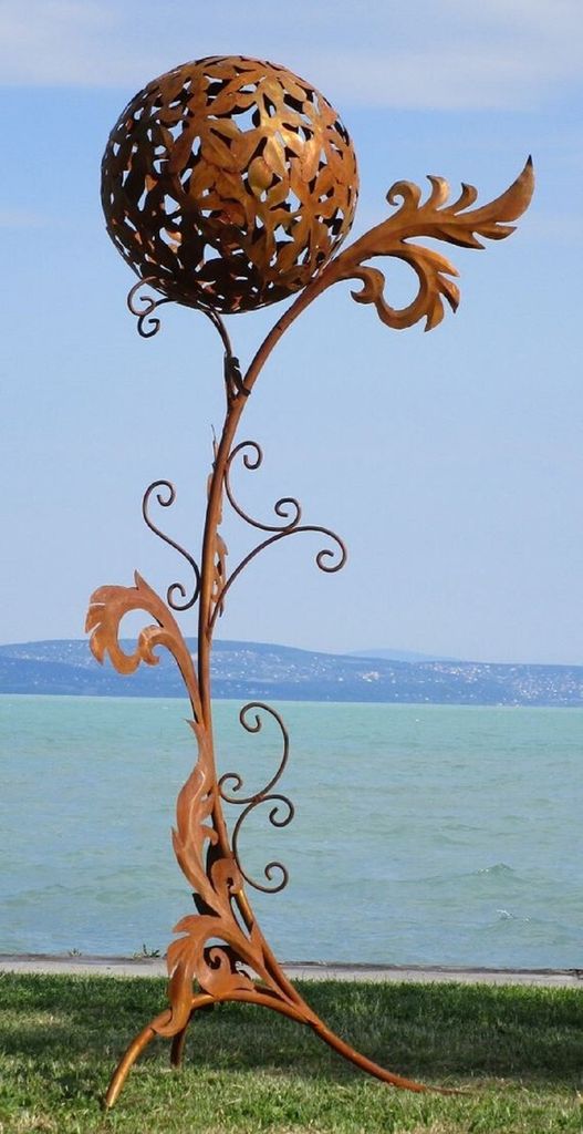 Casa Padrino Barock Stahl Garten Skulptur Säule mit Kugel Rostfarben 85 x 82 x H. 200 cm - Handgefertigte Wetterbeständige Garten Dekoration